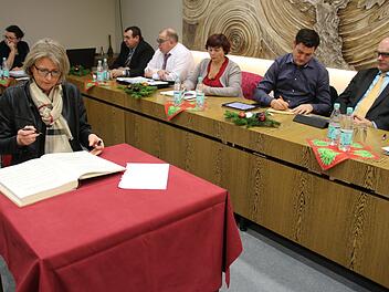 Dritte Bürgermeisterin Gabriele Böhmer trägt sich - so wie alle Ebensfelder Bürgermeister und Marktgemeinderäte - bei der Schlusssitzung im Rathaus in das neue Goldene Buch ein.Matthias Einwag