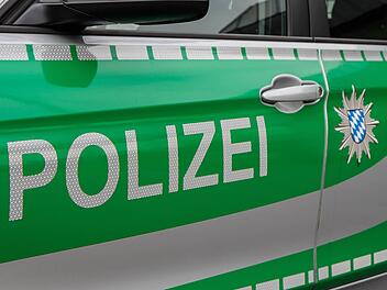 Auf der Einsatzfahrt zu einem Verkehrsunfall geriet ein Polizeiauto im Landkreis W&uuml;rzburg am Sonntag selbst von der Fahrbahn ab. Symbolfoto: Christopher Schulz