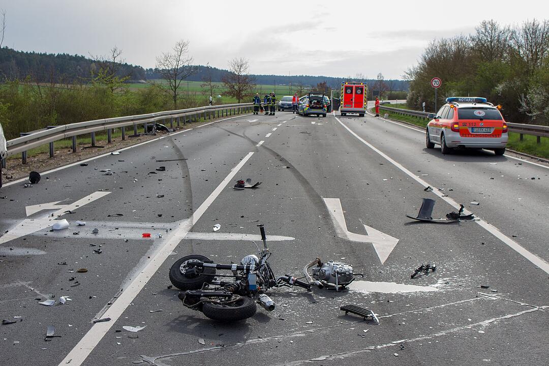 Tödlicher Unfall bei Zirndorf: Motorradfahrer stirbt nach Kollision mit Polizeiauto
