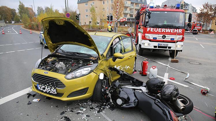 In Rehau sind auf einer Kreuzung ein Motorrad und ein Auto zusammengestoßene. Nach ersten Informationen gibt es vier Verletzte. Foto: News5/Fricke