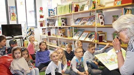 Einen spannenden Lesenachmittag erlebten die Kinder mit Karin Sagert. Foto: Gerda V&ouml;lk