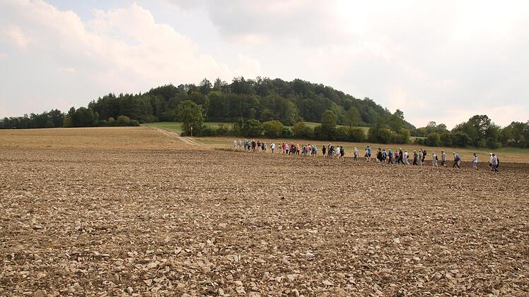 Die Exkursionsteilnehmer nähern sich dem Alten Staffelberg. Foto: Matthias Einwag