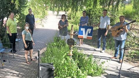 Ergotherapeutin Judith Reh&auml;u&szlig;er, Leiterin (Soziale Betreuung) Susanne Eckstein (beide BRK-Heim), VR-Kundenberater Simon Linnemann, Sonja, VR-Projektleiterin Andrea Meissner, VR-Kundenberater Martin Kaiser, Wulli (v.l.) beim Konzerterlebnis mit Abstand  Foto: privat