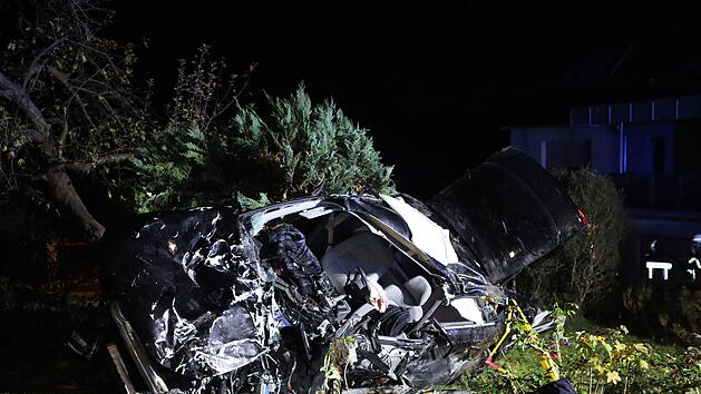 Schwerer Verkehrsunfall: Auto fliegt 50 Meter durch die Luft und rei&szlig;t mehrere B&auml;ume mit