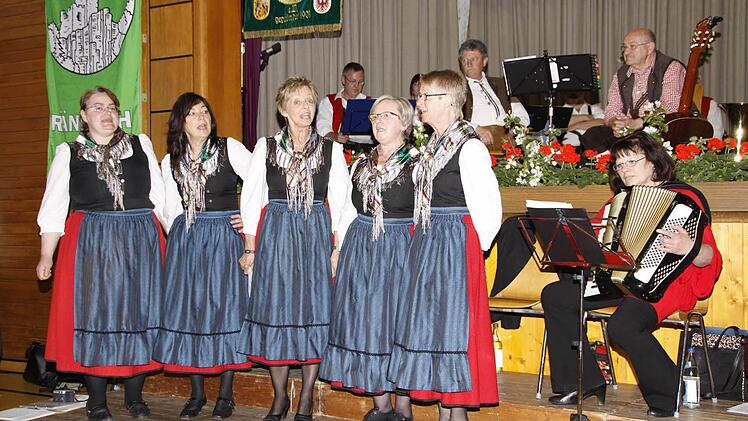 Die Waischenfelder Burgmadla in Aktion beim 24. Heimattag in Egloffstein.