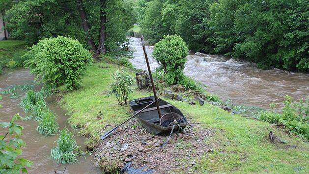 Noch ein bisschen mehr Wasser, und das kleine Boot - ein Gastgeschenk aus Ancenis - schwimmt womöglich auf und davon. Fotos: Ulrike Müller