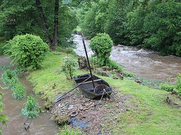 Noch ein bisschen mehr Wasser, und das kleine Boot - ein Gastgeschenk aus Ancenis - schwimmt womöglich auf und davon. Fotos: Ulrike Müller