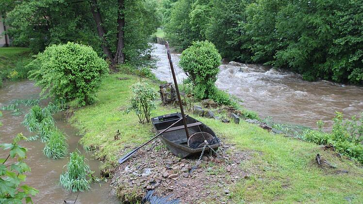 Noch ein bisschen mehr Wasser, und das kleine Boot - ein Gastgeschenk aus Ancenis - schwimmt womöglich auf und davon. Fotos: Ulrike Müller