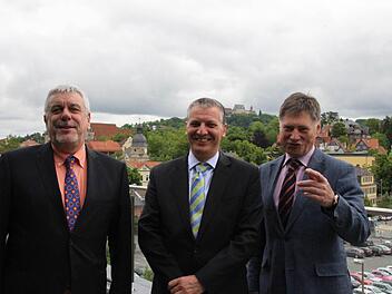 Wilhelm Austen (Mitte) freut sich auf seinen neuen Job als SÜC-Geschäftsführer, Götz-Ulrich Luttenberger (rechts) freut sich über seinen Nachfolger, und Oberbürgermeister Norbert Tessmer (links) freut sich über einen angenehmen Anlass für ein Pressegespräch. Foto: Simone Bastian