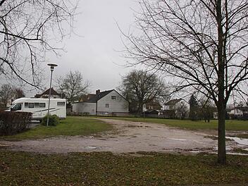 Momentan ist der Platz neben dem Kurpark-Portal noch unansehnlich. Im kommenden Jahr sollen auf dem Areal über 50 neue Parkplätze für die Obermain-Therme entstehen. Außerdem werden hier 25 Wohnmobil-Stellplätze geschaffen sowie Strom- und Wasserversorungseinrichtungen und Entsorgungsstationen. Foto: Matthias Einwag