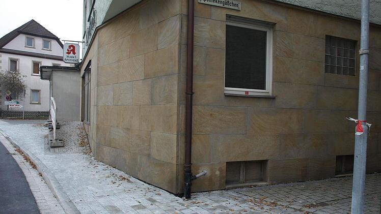 Der Eingang zur Apotheke: Die "Umleitung" für Rollatoren und Kinderwagen könnte über das Apothekengässchen zwischen Apotheke und Metzgerei Ott erfolgen. Fotos: Susanne Deuerling