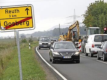 Nur einspurig, mit Ampelregelung in wechselnder Fahrtrichtung, ist die Straße zwischen Gosberg und Wiesenthau befahrbar.  Fotos: Andreas Oswald
