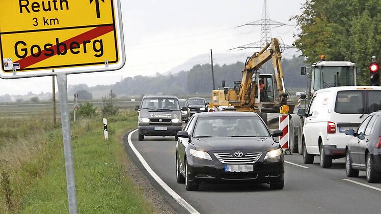 Nur einspurig, mit Ampelregelung in wechselnder Fahrtrichtung, ist die Straße zwischen Gosberg und Wiesenthau befahrbar.  Fotos: Andreas Oswald
