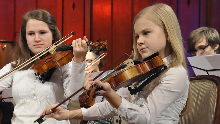 Klein aber fein - das Streichorchester der Städtischen Musikschule unter der musikalischen Leitung von Matthias Klink.