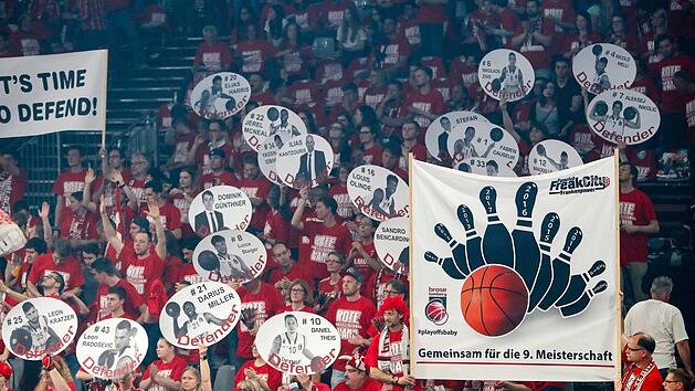 Das Play-off-Fieber hat die "Rote Wand" l&auml;ngst infiziert. Foto: Daniel L&ouml;b