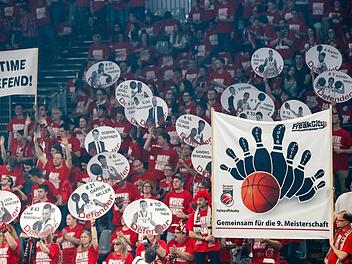 Das Play-off-Fieber hat die "Rote Wand" längst infiziert. Foto: Daniel Löb