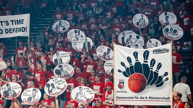 Das Play-off-Fieber hat die "Rote Wand" längst infiziert. Foto: Daniel Löb
