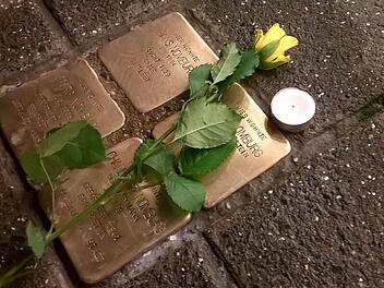 Stolpersteine", verlegt im Pflaster, erinnern in vielen Städten daran, dass in den dortigen Häusern einst jüdische Mitbürger gewohnt haben, die Opfer des NS-Regimes wurden.  Archivbild: Jochen Berger