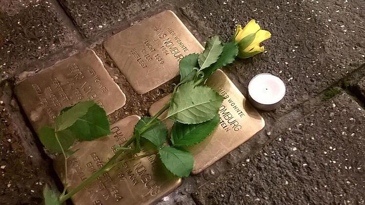 Stolpersteine", verlegt im Pflaster, erinnern in vielen Städten daran, dass in den dortigen Häusern einst jüdische Mitbürger gewohnt haben, die Opfer des NS-Regimes wurden.  Archivbild: Jochen Berger