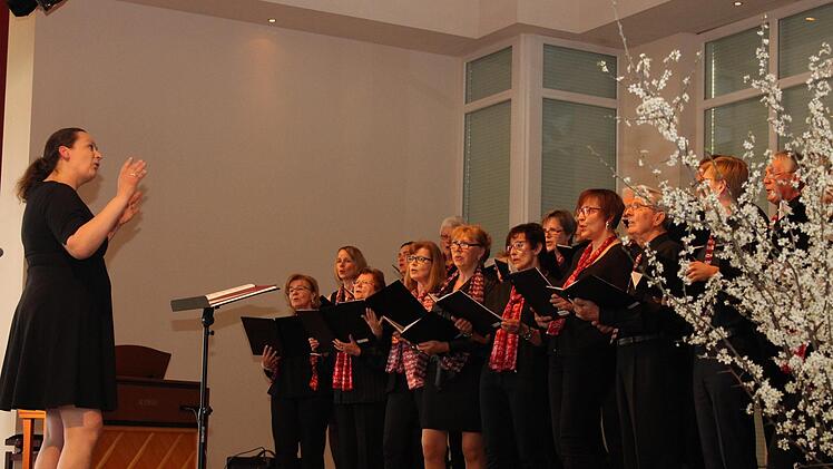 Harmonie Neuhaus mit Chorleiterin Hella Commichau   Foto: Evi Seeger