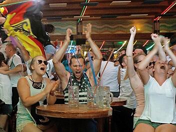 Beim Sieg der Deutschen über Schweden wurde kräftig gefeiert - auch die Krüge wurden schnell ausgetrunken.  Foto: Clara Margais/dpa