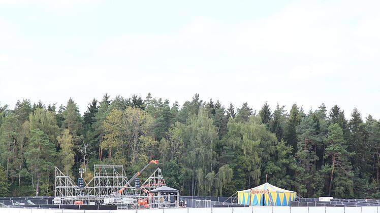 Aufbau für die Party im Nirgendwo. Foto:  Jürgen Gärtner