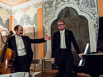 Reichlich Applaus ernteten Jürgen de Lemos Cello) und Hans-Dieter Bauer (Klavier) bei ihrem Konzert im Andromedasaal der Landesbibliothek.Jochen Berger
