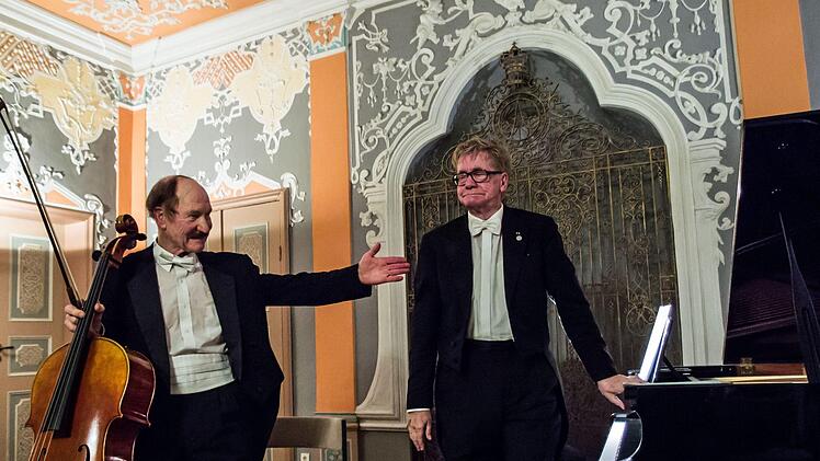 Reichlich Applaus ernteten Jürgen de Lemos Cello) und Hans-Dieter Bauer (Klavier) bei ihrem Konzert im Andromedasaal der Landesbibliothek.Jochen Berger