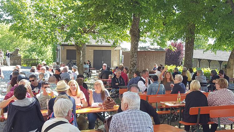 Hoch über den Dächern Bambergs: Der Biergarten auf der Altenburg wird bald öffnen. Foto: Oliver Lippel