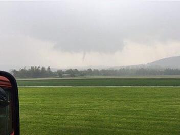 Die Tunnelwolke von Himmelkron aus fotografiert. Hier bildet sich der Tornado über dem Kulmbacher Land.  Foto: Screenshot/Feuerwehr Himmelkron