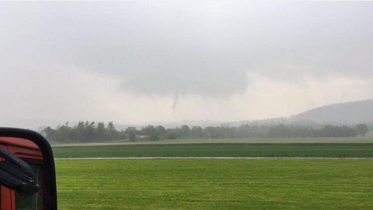 Die Tunnelwolke von Himmelkron aus fotografiert. Hier bildet sich der Tornado über dem Kulmbacher Land.  Foto: Screenshot/Feuerwehr Himmelkron