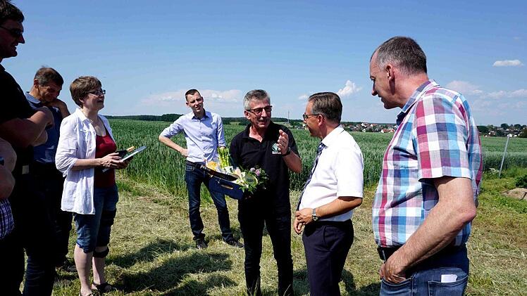 Begrüßung auf dem Feld   Foto: Richard Sänger