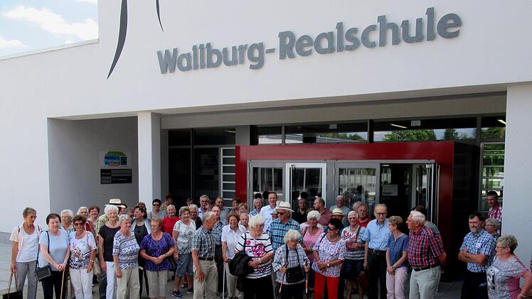 Die Senioren vor der "Wallburg-Realschule" Eltmann Foto: Günther Geiling