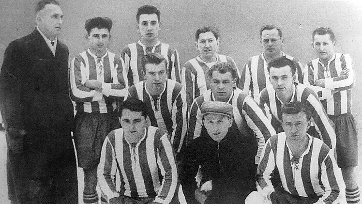 Als Meistermannschaft gingen sie in die Geschichte des Vereins ein: (hinten von links) Erster Vorsitzender Hans K&ouml;hlmann, Friedrich St&ouml;cker, Siegfried Hedler, Hans Zeitler, Martin St&ouml;cker und Otto Schlee; in der Mitte Josef Zeitler, Helmut St&ouml;cker und Willi G&ouml;ppner sowie vorne Benno Buckreus, Eduard B&auml;umel und Herbert Wei&szlig;. Foto: Repro FCW