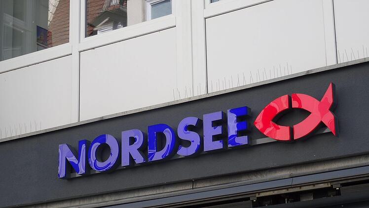 Während Modegeschäft und Buchhandlung ihren Betrieb bald wieder aufnehmen dürfen, müssen Restaurants und Schnellrestaurants noch abwarten.Foto: Jochen Berger