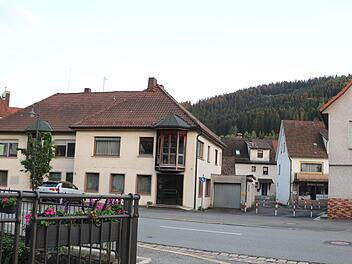 Die Stadt Wallenfels will über die Förderinitiative Nordostbayern die ehemalige SchmidtBank in ein Ärztehaus umbauen. Rechts daneben soll die frühere Bäckerei Stumpf abgerissen werden.  Foto: Rainer Glissnik