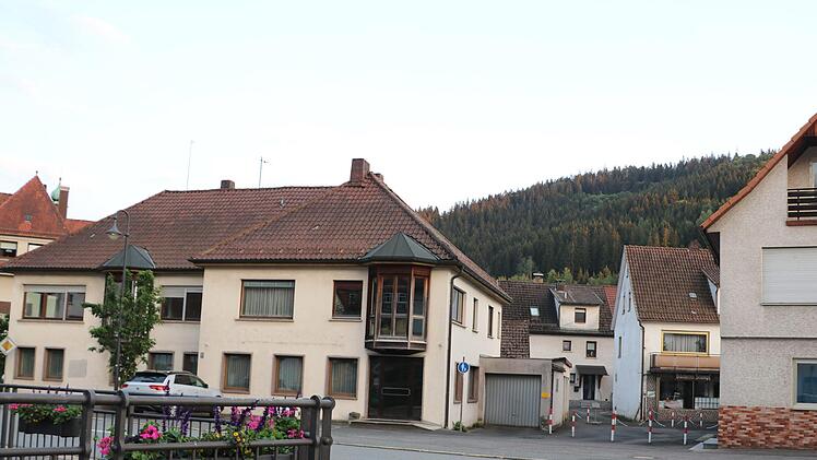 Die Stadt Wallenfels will über die Förderinitiative Nordostbayern die ehemalige SchmidtBank in ein Ärztehaus umbauen. Rechts daneben soll die frühere Bäckerei Stumpf abgerissen werden.  Foto: Rainer Glissnik