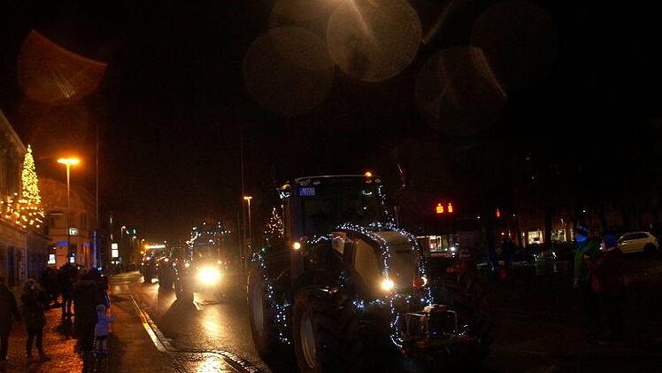 Auch in der Langen Straße freuten sich viele über die weihnachtliche Stimmung, die die Traktoren in die Stadt brachten. Foto: Joseph Beck