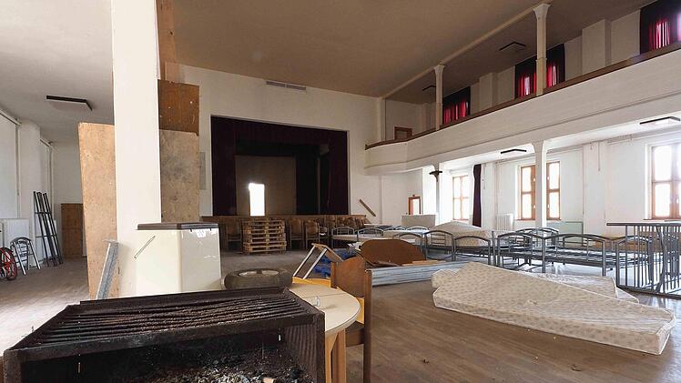 Abstellkammer: Der Saal in der "Jägersruh" lässt den Glanz und die Aura früherer Tage noch ein wenig erahnen.  Foto: Christoph Winter