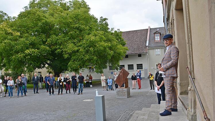 Am Rindhof in Maria Bildhausen eröffnete Galerist Thomas Pfarr aus Münnerstadt die Kunstausstellung "Nivard II". Dazu waren zahlreiche Gäste gekommen. Foto: Friedrich