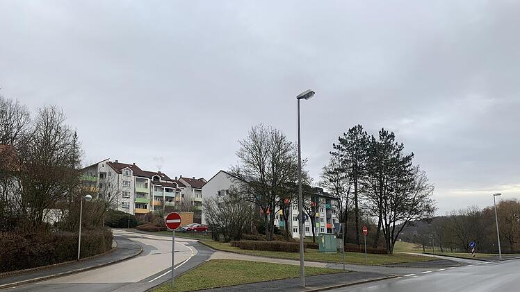 Die Einmündung der Albrecht-Dürer-Straße in die Dr.-Walter-Langer Straße kurz vor Seidmannsdorf wird übersichtlicher gestaltet.