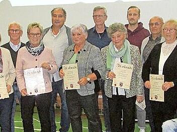 Die Vorstände Tobias Warter (links) und Jürgen Durmann (rechts) dankten und gratulierten den langjährigen Mitgliedern mit Urkunde und Präsent: (von links) Irene Louda, Otmar Kuhn, Sieglinde Weiglmeier, Manfred Feustel, Hannelore Neeb, Jürgen Hartm...