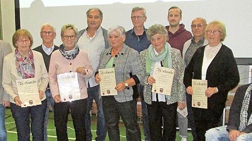 Die Vorstände Tobias Warter (links) und Jürgen Durmann (rechts) dankten und gratulierten den langjährigen Mitgliedern mit Urkunde und Präsent: (von links) Irene Louda, Otmar Kuhn, Sieglinde Weiglmeier, Manfred Feustel, Hannelore Neeb, Jürgen Hartm...