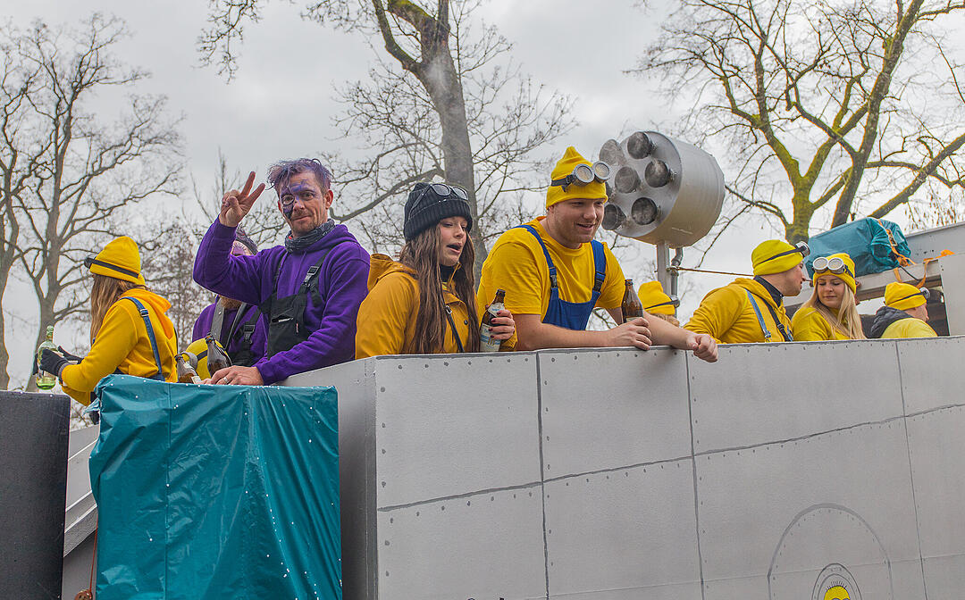 Buntes Faschingstreiben begeistert groß und klein.