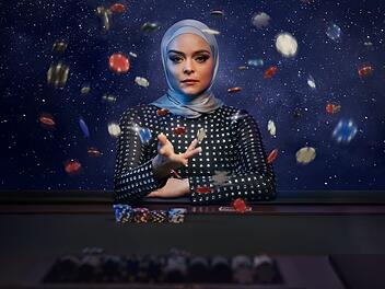 Ayla Güner (Via Jikeli) will beim Poker das große Geld machen.