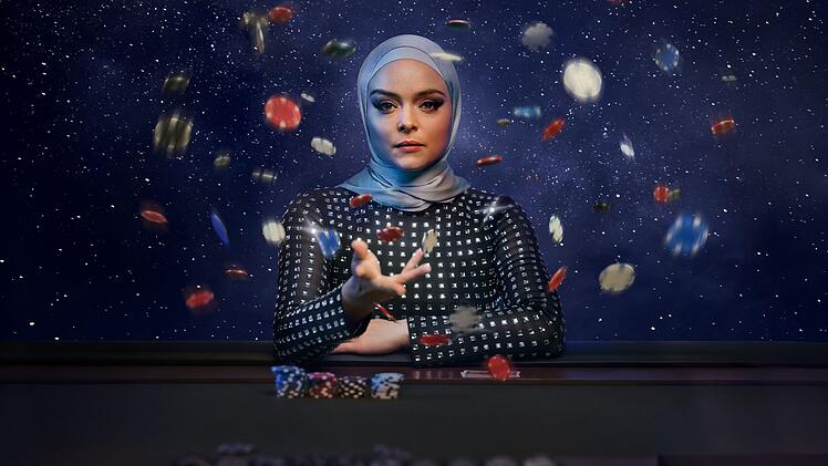 Ayla Güner (Via Jikeli) will beim Poker das große Geld machen.