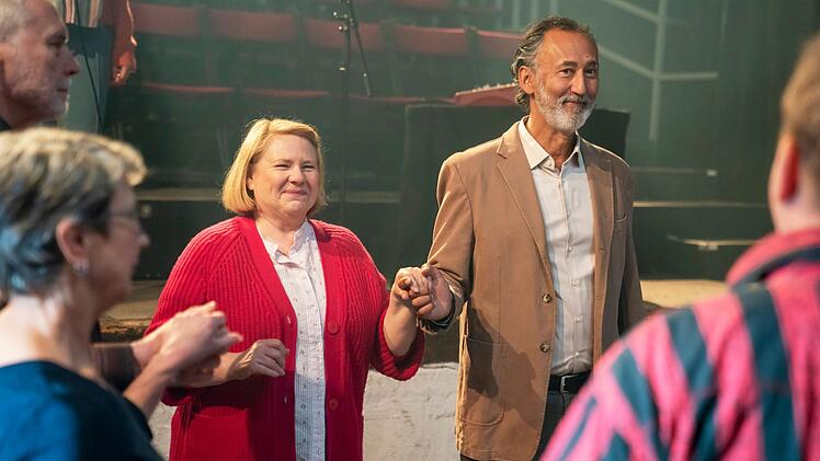 Mutter Helga (Hildegard Schroedter) hat den charmanten Polizisten Tayfun (Ercan Durmaz) kennengelernt und besucht mit ihm einen Square Dance-Kurs.