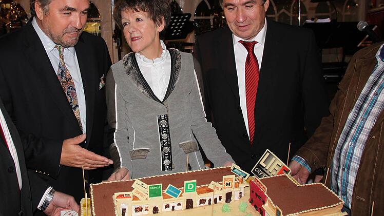 Bürgermeisterin Bianca Fischer überreichte den Gebrüdern Michael (links)  und Fritz Regus ein Tortenmodell des Fachmarktzentrums. "Eine sensationelle Ehre", meinte Michael Regus erfreut zu diesem Geschenk.