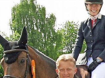 RSG-Vorsitzender Wolfgang Lehnert überreichte Katja Dellert den Siegerpokal nach der Springprüfung der Klasse S. Foto: Klaus Oelzner