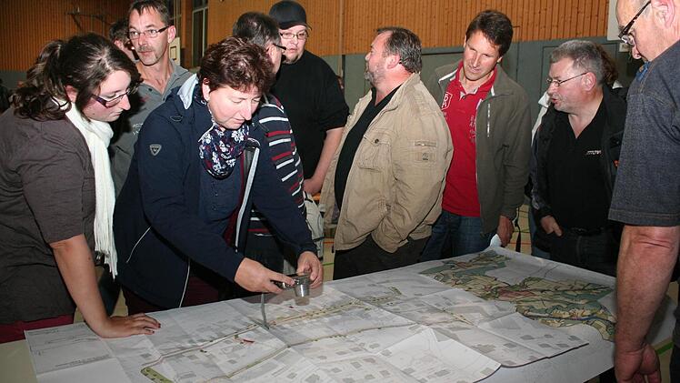 Großes Interesse bekundeten die Wachenrother an den Plänen der Dorferneuerung. Foto: Evi Seeger